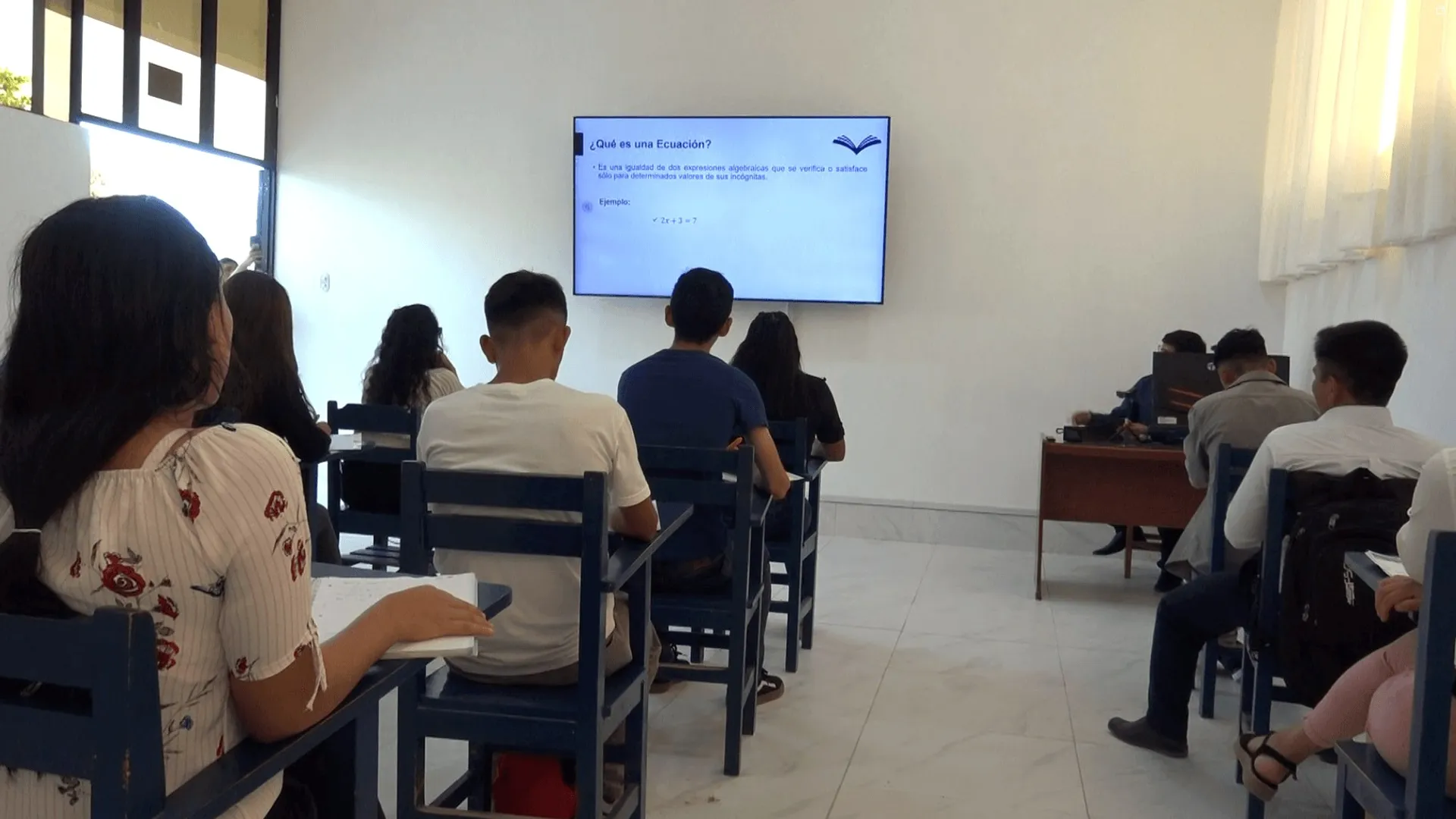 Alumnos del IJAM en clase, atentos a la pantalla del aula